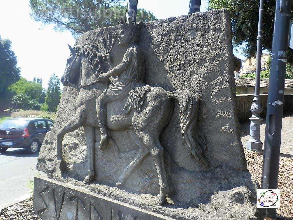 Monumento a Saturno all'ingresso del borgo di Sutri