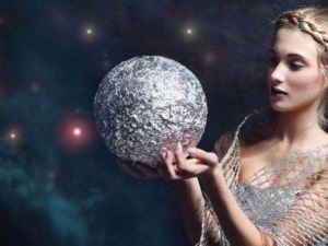 Sfera luminosa simile a un pianeta o luna in mano a una donna con capigliatura elegante in ambientazione spaziale digitale.