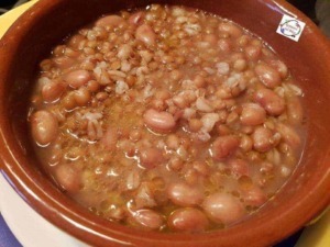 Fagioli cotti in cucina di terracotta, piatto tradizionale italiano con legumi freschi e saporiti, perfetto per ricette autentiche e ricche di gusto.