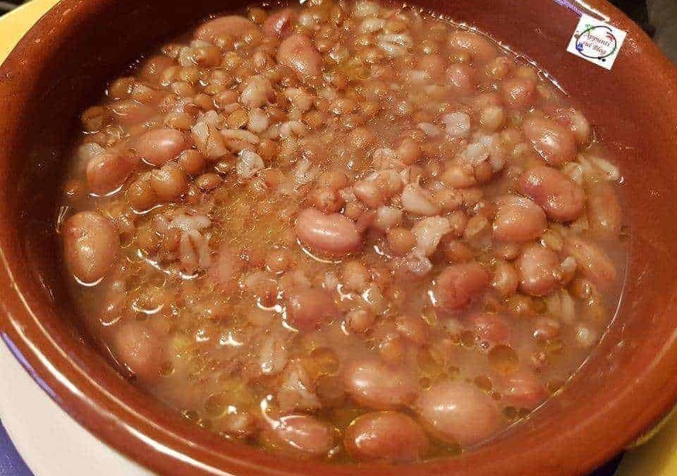 Fagioli cotti in cucina di terracotta, piatto tradizionale italiano con legumi freschi e saporiti, perfetto per ricette autentiche e ricche di gusto.