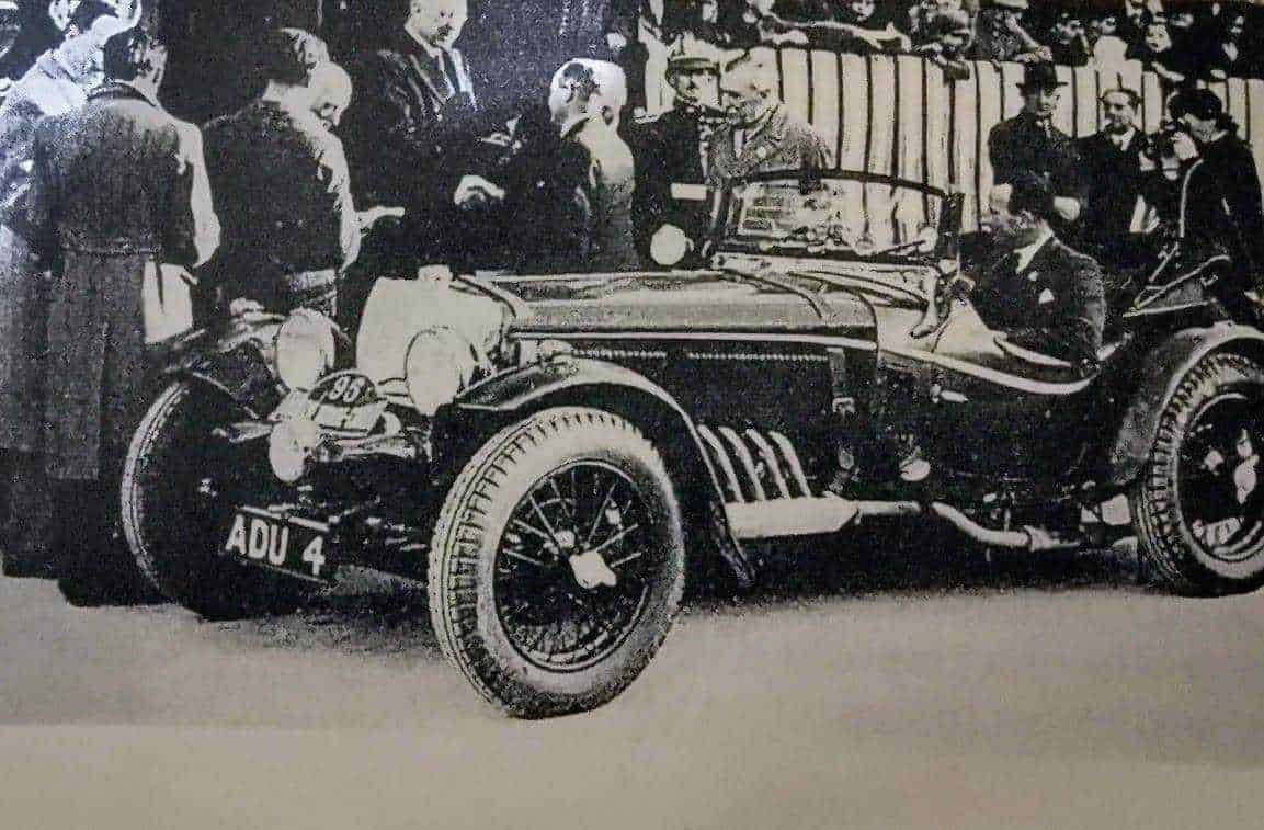 Fiat e taylorismo: Fiat Industria Auto e Taylorismo: la Storia dal 1899. Auto d'epoca con persone in abiti storici a un evento automobilistico di inizio Novecento