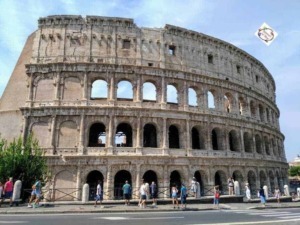 Antica struttura del Colosseo di Roma, simbolo storico e turistico dell'Italia, visitato da turisti di tutto il mondo, esempio di architettura romana antica e patrimonio culturale mondiale.