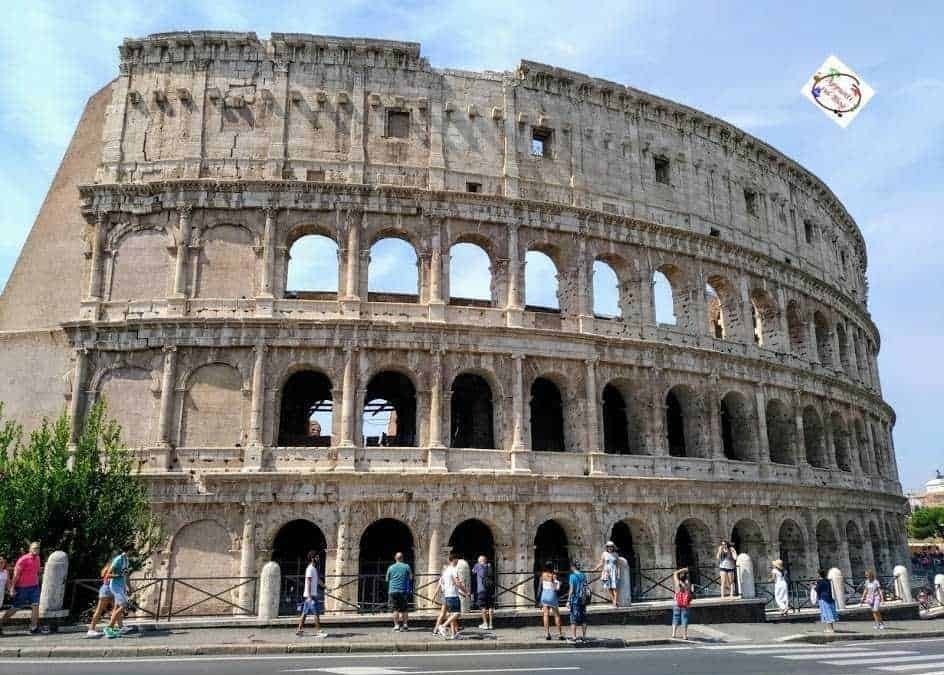 Antica struttura del Colosseo di Roma, simbolo storico e turistico dell'Italia, visitato da turisti di tutto il mondo, esempio di architettura romana antica e patrimonio culturale mondiale.