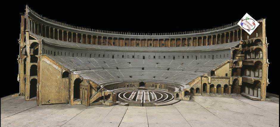 Struttura esterna del Colosseo di Roma con gli archi sovrapposti