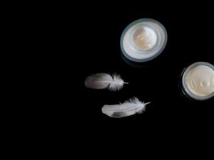 Vasetti di crema idratante su sfondo nero
