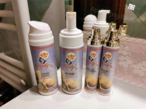 Creme corpo e viso Resdly in confezioni spray, prodotti cosmetici idratanti e nutrienti per la cura della pelle, visibili sul banco in bagno.