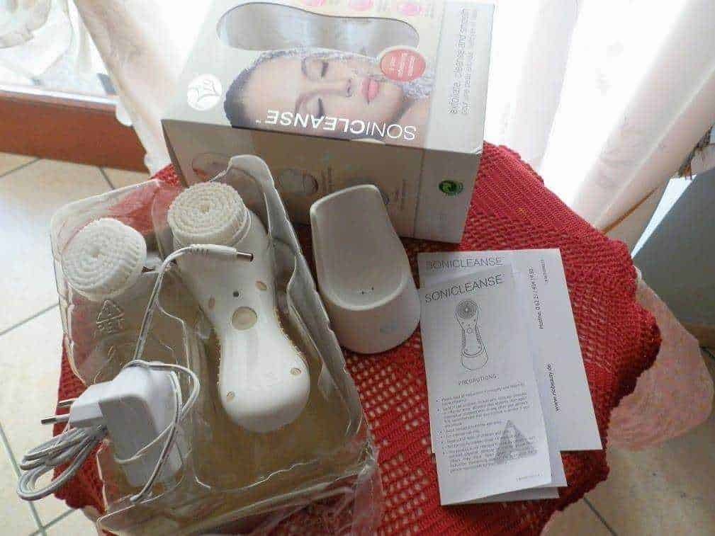 Tecnologia di pulizia del viso con dispositivo SonicClean, set completo di elettrodomestici per pulizia e cura della pelle, istruzioni di utilizzo e manuale in italiano per trattamenti di bellezza facial.
