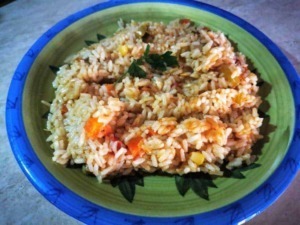Risotto alle verdure in ciotola colorata con cipolla, carote e mais, piatto caldo e gustoso.