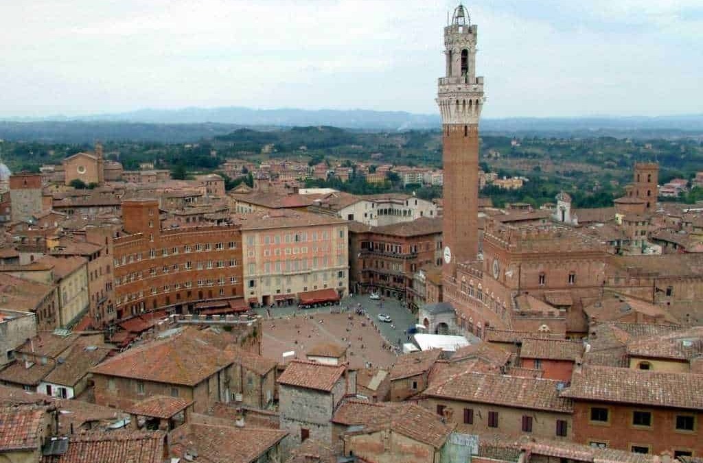 Campanile di Pisa, centro storico di Pisa, città italiana ricca di storia e architettura medievale, con tetti di terracotta e vicoli caratteristici.