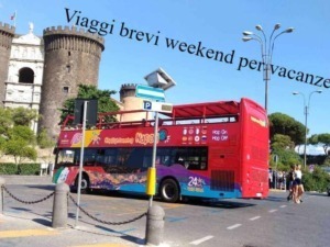Mercatini di natale: Autobus turistico rosso a Roma con il Castello di Sant'Angelo sullo sfondo, scena di viaggio breve e vacanze 2019 in Italia, veicolo per tour turistici e attrazioni storiche.