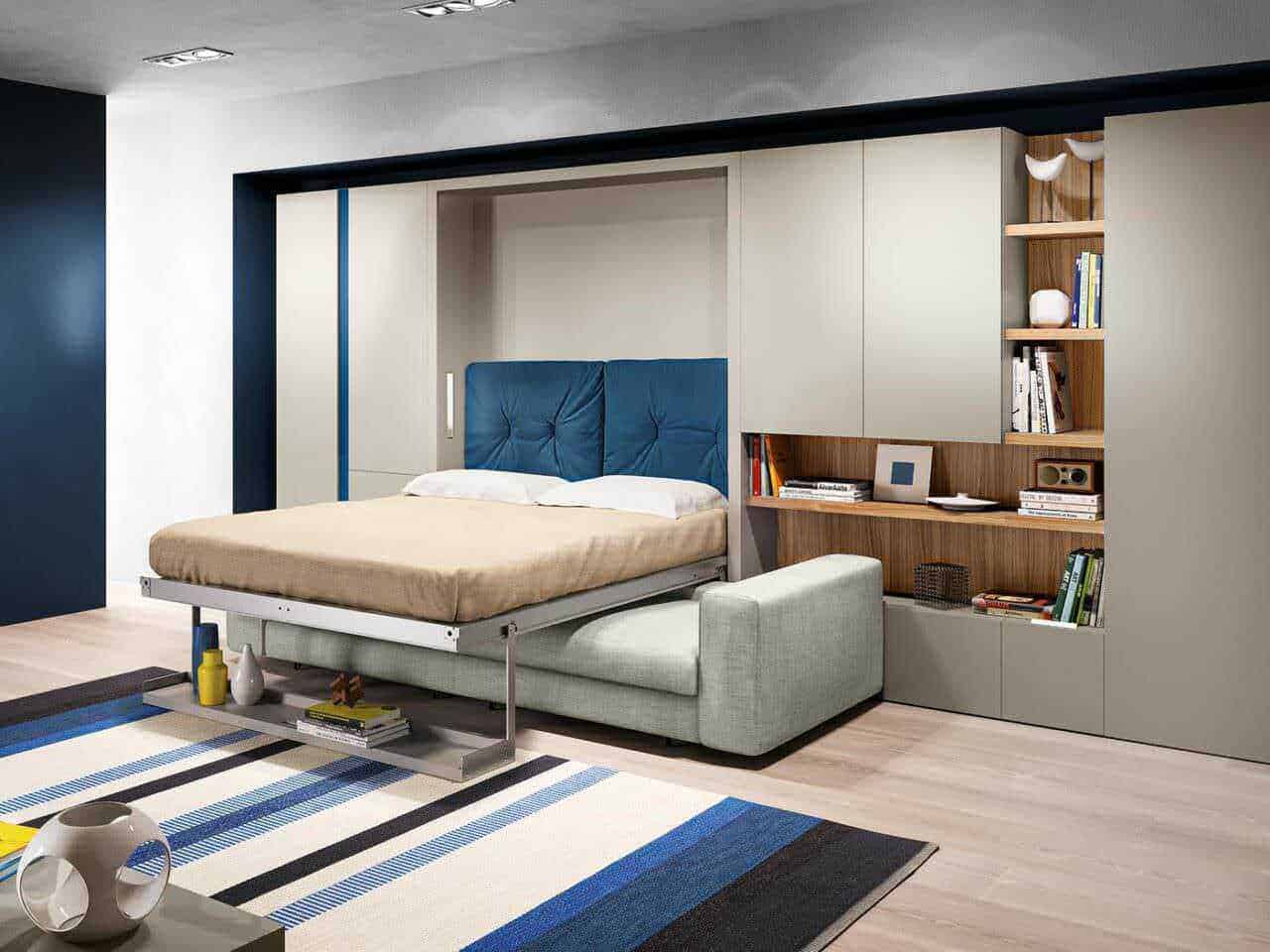 Letto moderno con testiera blu in una camera dal design contemporaneo, arredamento con librerie in legno e spazio accogliente. Atmosfera raffinata e funzionale per un ambiente domestico di stile.