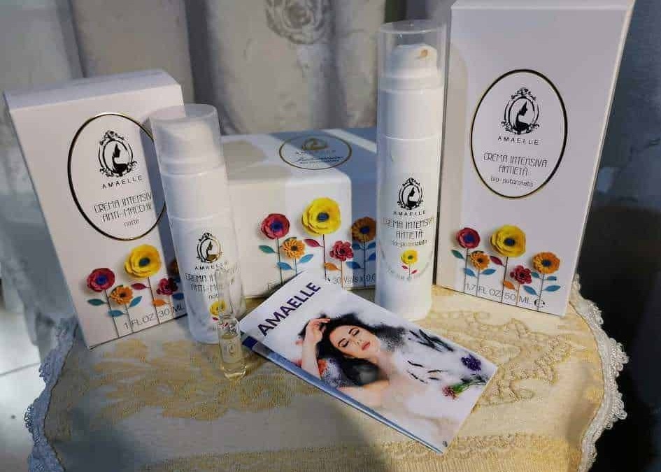 Crema antirughe e cosmetici naturali Amaelle con confezioni eleganti e fiori colorati, sulla tavola decorata, ideale per cura della pelle e routine di bellezza.