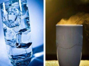 Acqua ghiacciata in vetro con ghiaccio, bevanda rinfrescante e idratazione naturale.