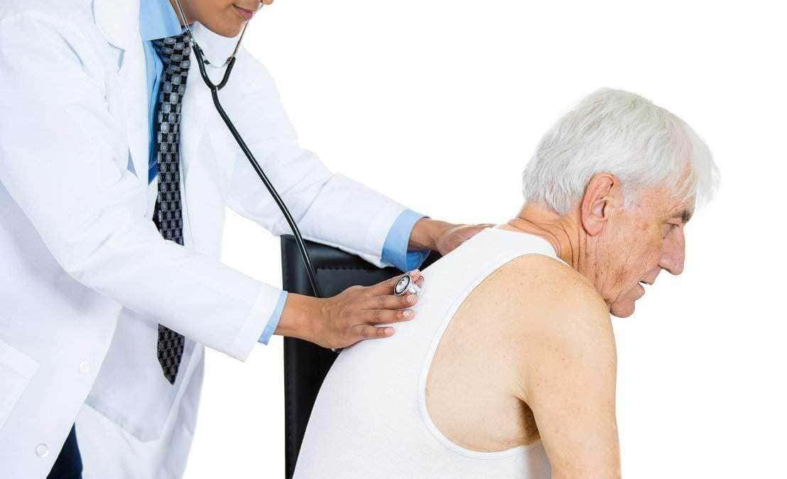 Diagnosi medica su anziano con esame ortopedico, cura della salute geriatrica, ambulatorio di medicina generale, prevenzione e cura delle patologie senili, attrezzature mediche professionali.