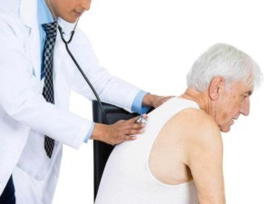 Diagnosi medica su anziano con esame ortopedico, cura della salute geriatrica, ambulatorio di medicina generale, prevenzione e cura delle patologie senili, attrezzature mediche professionali.