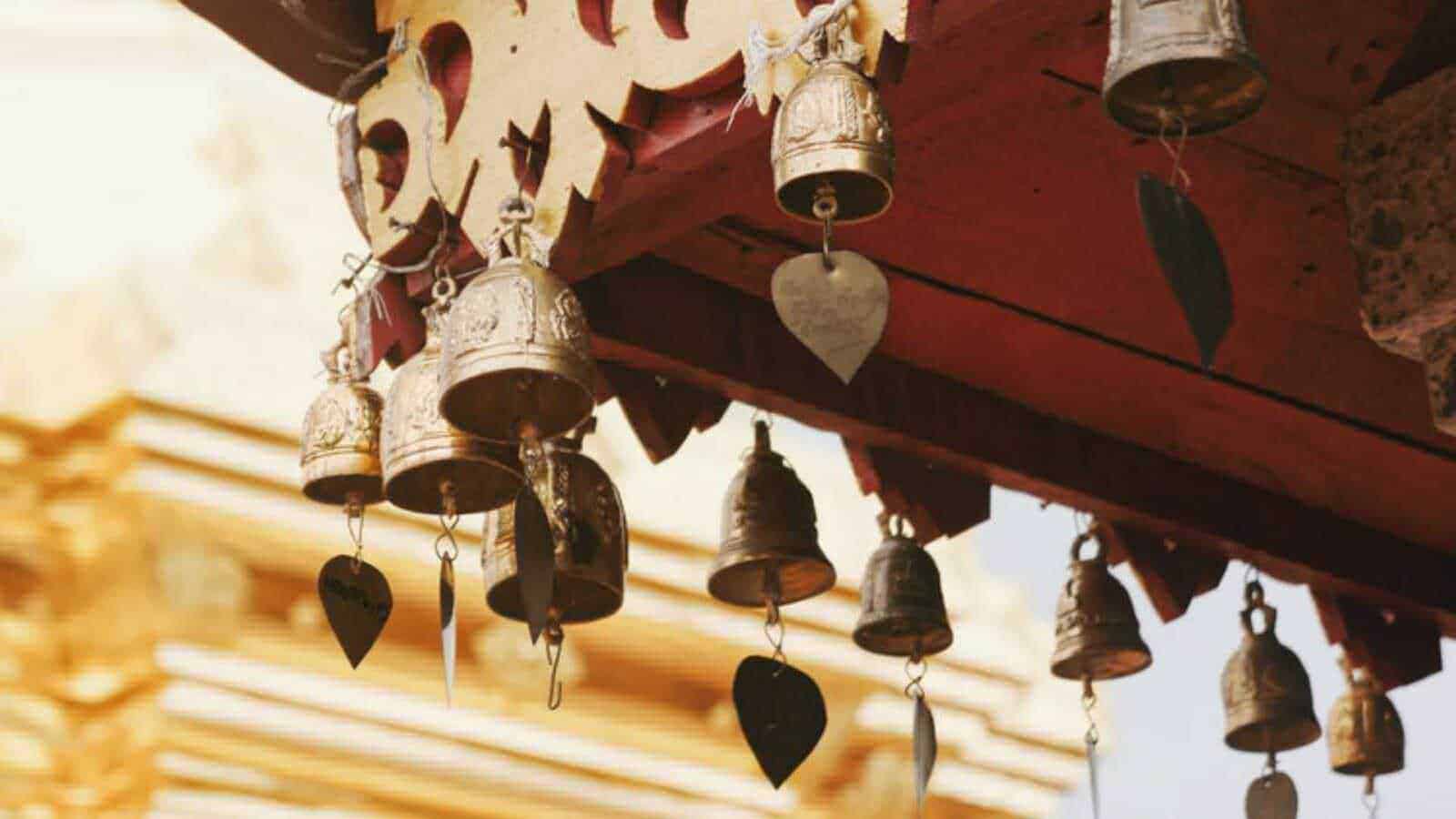 Campanelle tibetane decorative appese in legno e metallo, simbolo di spiritualità e calma, spesso utilizzate in rituali religiosi e meditazioni. Perfette per creare un'atmosfera rilassante e spirituale in casa o nel giardino.