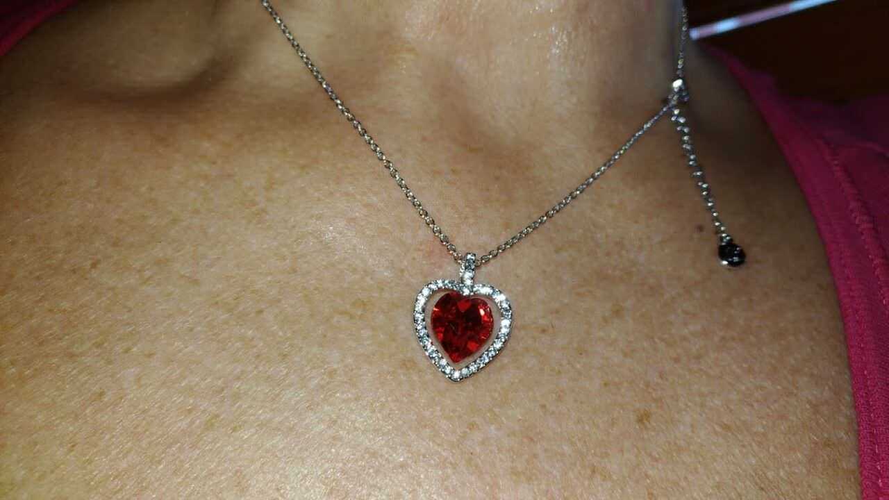 Collana con cuore rosso e pietre brillanti, gioielli eleganti e raffinati, perfetti come regalo e accessorio di moda, metallo lucido e design romantico.