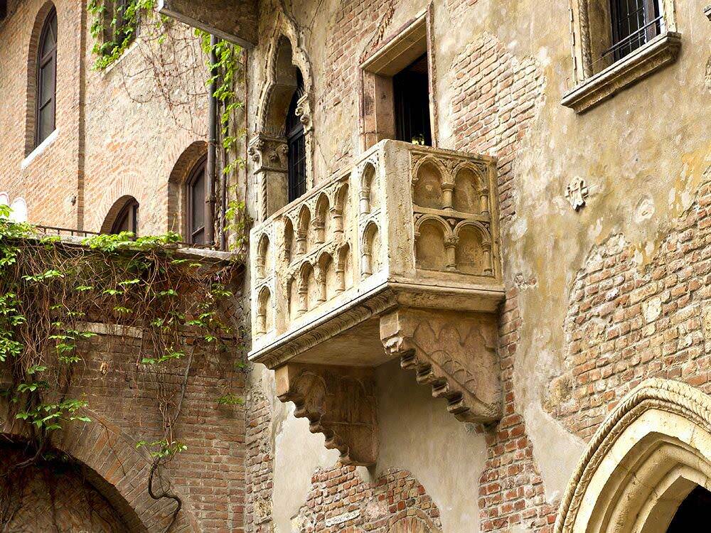 romeo-and-juliet-balcony-in-verona-9045059-9528042