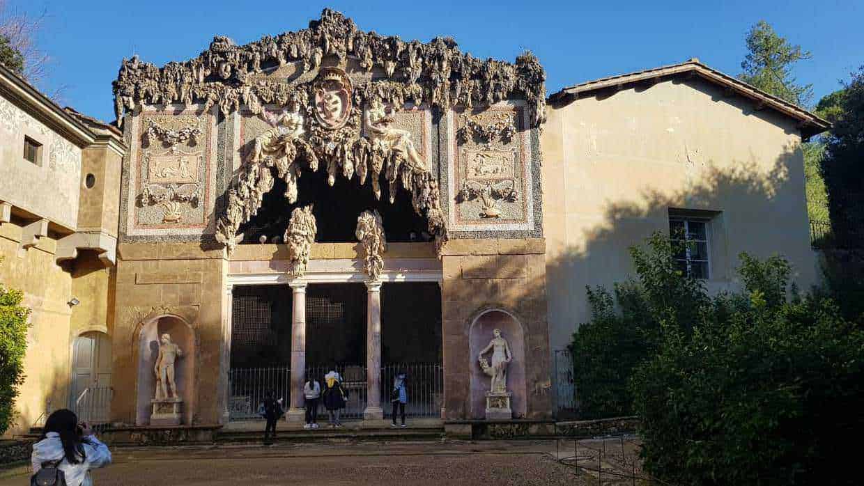 Amanti dell'Arte visiva, scopri 12 città culturali 3 Faro della Manona, San Piero a Sieve, architettura storica, monumento artistico, decorazioni barocche, sculture di rilievo, attrazione culturale, patrimonio storico, edificio storico in pietra, arte e storia italiana