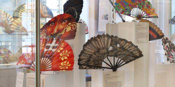 Amanti dell'Arte visiva, scopri 12 città culturali 9 Fascino di ventagli decorativi artistici in esposizione, dettagli di design innovativo e tradizionale, perfetti per appassionati di arte e cultura asiatica.