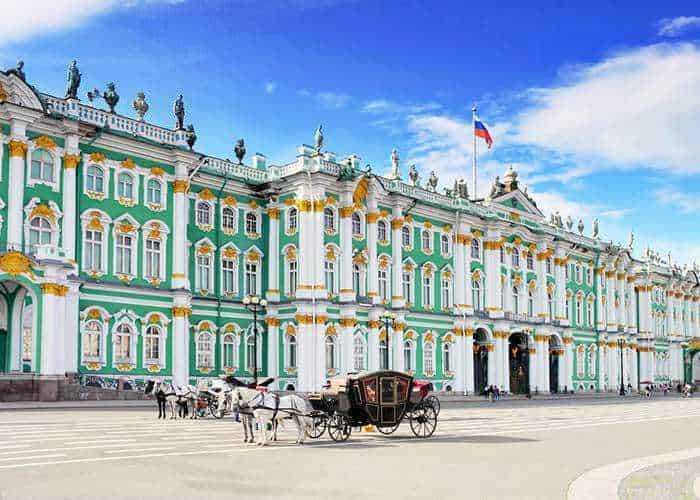 Amanti dell'Arte visiva, scopri 12 città culturali 10 Palazzo di Peterhof con carrozza e cavalli, facciata storica decorata in stile barocco, Russia, tour storico e monumenti emblematici.