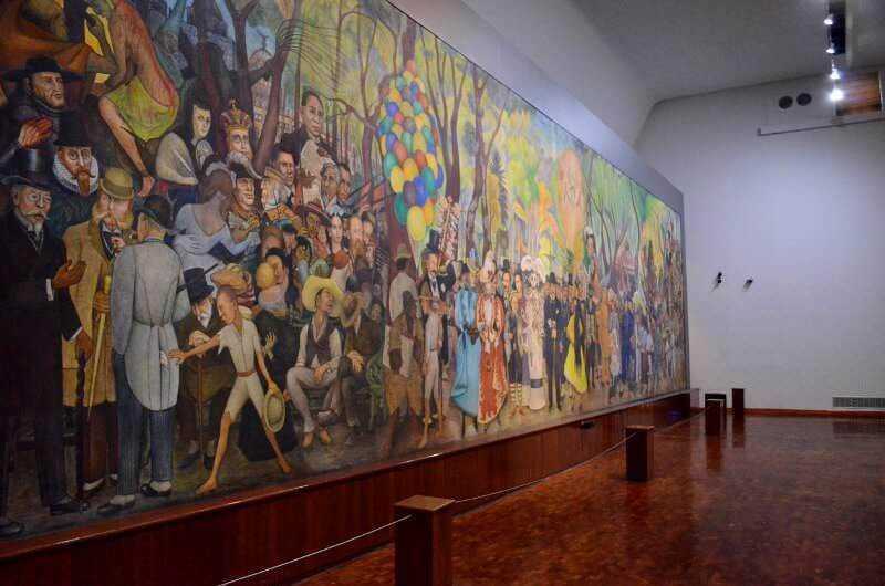 Amanti dell'Arte visiva, scopri 12 città culturali 14 Luci e colori di un grande murale che rappresenta una celebrazione culturale con personaggi storici e civili in un museo d'arte italiana.