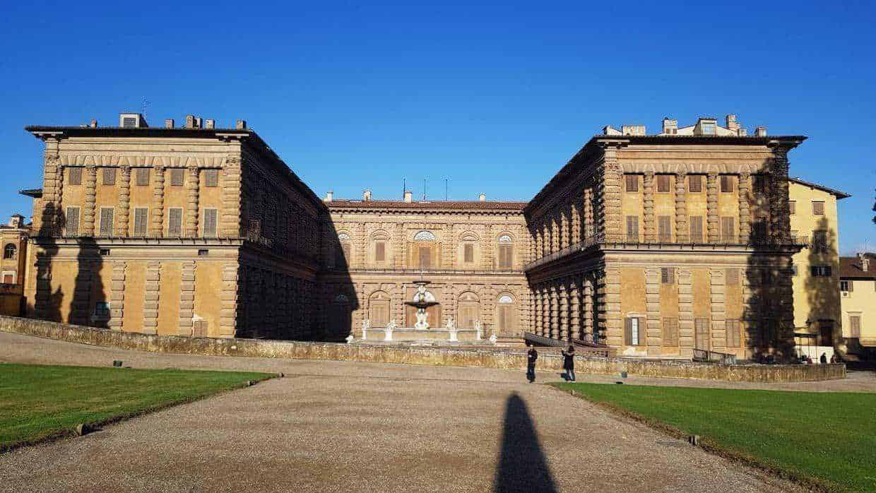 Amanti dell'Arte visiva, scopri 12 città culturali 2 Città d'arte da scoprire: Palazzo storico con fontana centrale e giardino ben curato sotto un cielo azzurro, esempio di architettura iconica in Italia, ideale per appunti sul blog dedicati a monumenti e attrazioni turistiche.