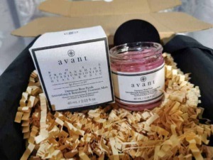 Profumo di Rose Damascena, maschera anticaduta e trattamento nutriente, crema viso idratante, prodotti di bellezza naturali, packaging elegante, cura della pelle.
