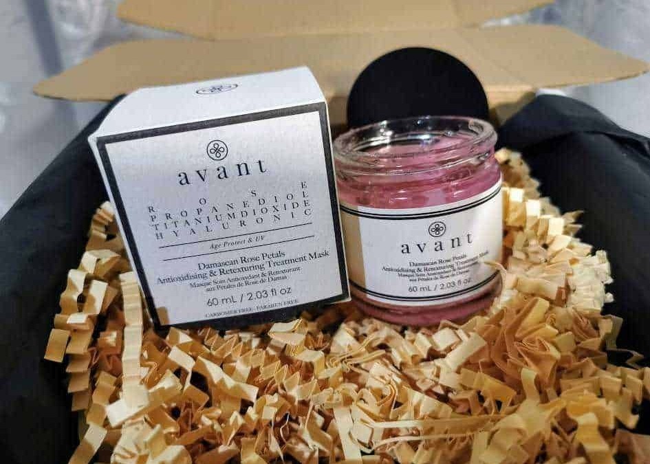 Profumo di Rose Damascena, maschera anticaduta e trattamento nutriente, crema viso idratante, prodotti di bellezza naturali, packaging elegante, cura della pelle.