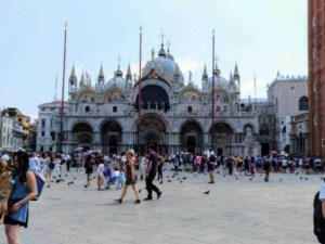 Venedig Piazza San Marco con Basilica, turisti e uccelli, scena affascinante di una delle principali attrazioni storiche italiane.