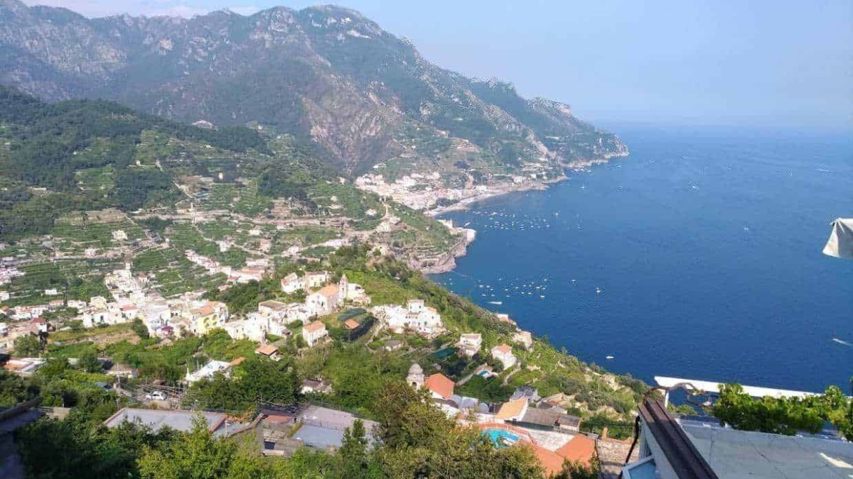 VISTA PANORAMICA DELLA COSTA AMALFITANA E FEMMINILE.