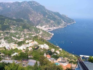 VISTA PANORAMICA DELLA COSTA AMALFITANA E FEMMINILE.
