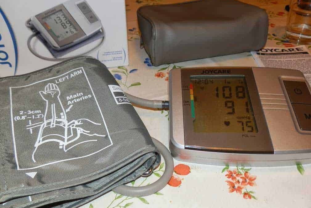 Misuratore pressione arteriosa digitale per braccio, monitoraggio automatico, strumento per controllare la pressione sanguigna a casa, dispositivo medico di precisione per la salute.