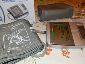 Misuratore pressione arteriosa digitale per braccio, monitoraggio automatico, strumento per controllare la pressione sanguigna a casa, dispositivo medico di precisione per la salute.