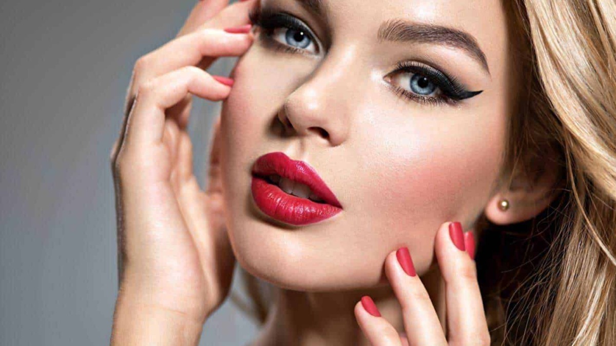 Labbra rosse e trucco occhi intenso, donna con bellezza glamour, make-up sofisticato, moda e stile, bellezza femminile, elegante, focus su cosmetici e cura del viso.