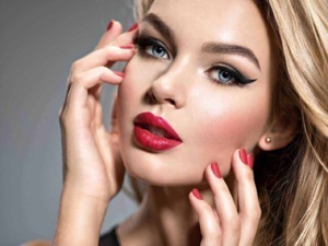 Labbra rosse e trucco occhi intenso, donna con bellezza glamour, make-up sofisticato, moda e stile, bellezza femminile, elegante, focus su cosmetici e cura del viso.