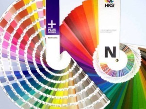 Nuancier di colori Pantone e HKS per design, moda e stampe con guide colorate e cartelle di tonalità accattivanti e professionali.