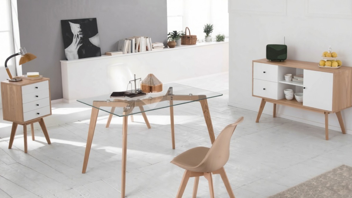 Design moderna di mobili in legno chiaro in un soggiorno minimalista, con tavolo da ufficio, sedie e arredi decorativi, ideale per termini di arredamento e interior design.
