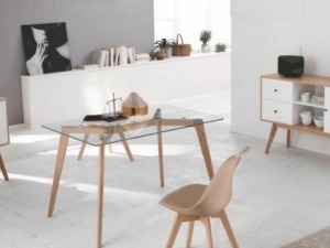 Design moderna di mobili in legno chiaro in un soggiorno minimalista, con tavolo da ufficio, sedie e arredi decorativi, ideale per termini di arredamento e interior design.