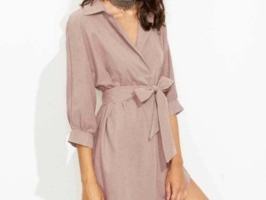Elegante donna in vestito rosa con cintura a fiocco, cappello nero e collana alla moda, stile casual chic perfetto per look primaverili ed estivi.