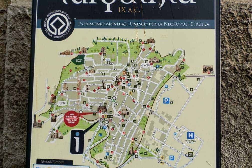 Tavola informativa del sito archeologico di Tarquina, patrimonio mondiale UNESCO a Necropoli Etrusca, con mappa dettagliata dei punti di interesse, parcheggi e strutture sanitarie.