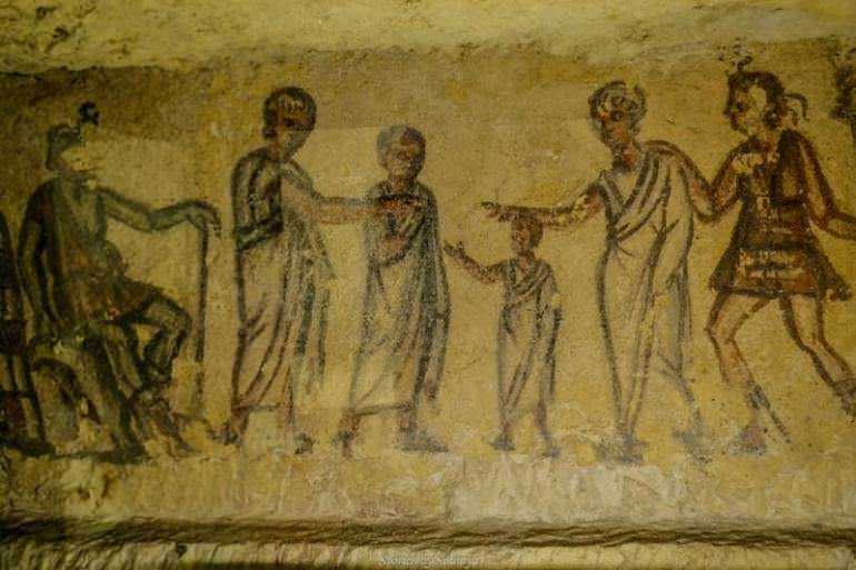 Vita quotidiana nell'antic, scena di persone che interagiscono e conversano in un ambiente storico, raffigurazione artistica di epoca classica
