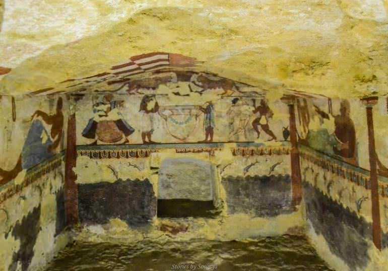 Finestra sa Galleria di Sorgente, pittura murale dell'antica Tomba di Osirs, arte funeraria egizia, decorazioni sacre, antiche iscrizioni, simbologia religiosa, archeologia egizia, resti storici.