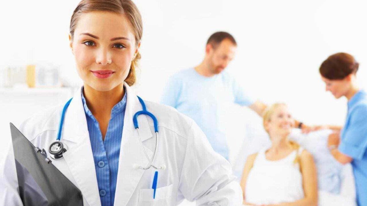 Medico donna con stetoscopio e cartella clinica, hospital, assistenza sanitaria, professionista della salute, cura del paziente, medicina, ambiente ospedaliero, operatori sanitari.