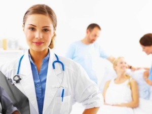 Medico donna con stetoscopio e cartella clinica, hospital, assistenza sanitaria, professionista della salute, cura del paziente, medicina, ambiente ospedaliero, operatori sanitari.