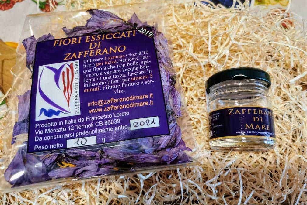 Profumo di fiori essiccati di zaghera con vasetto di zafferano di mare, decorazione naturale, prodotto artigianale italiano, per aromaterapia e cucina, packaging elegante, autenticità e tradizione.
