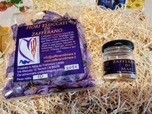 Profumo di fiori essiccati di zaghera con vasetto di zafferano di mare, decorazione naturale, prodotto artigianale italiano, per aromaterapia e cucina, packaging elegante, autenticità e tradizione.