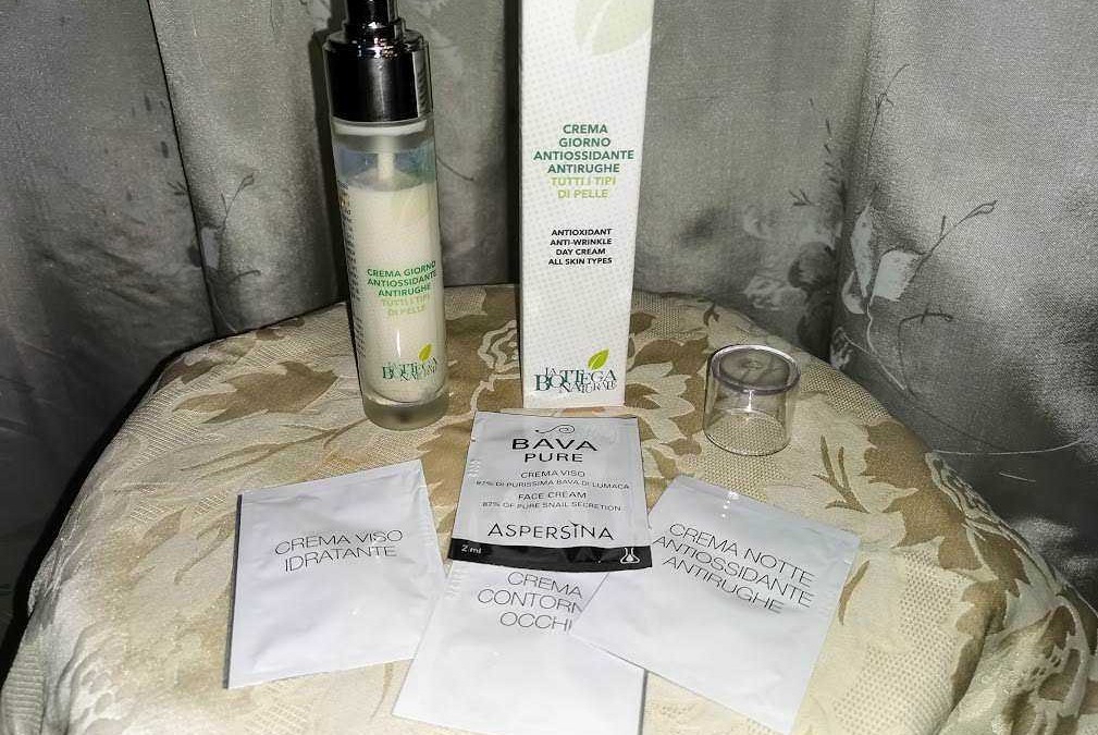 Crema giorno antiossidante e antiage con packaging elegante per la cura della pelle del viso.
