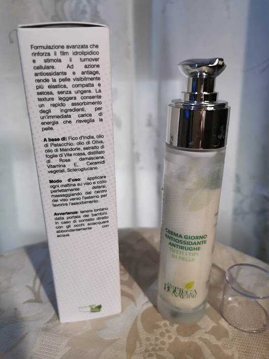 Crema giorno antiossidante e antirughe con ingredienti naturali, impacco rapido per la pelle, adatta per tutti i tipi di pelle, ideale per ridurre segni di invecchiamento e migliorare l'elasticità.