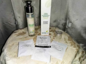 Crema giorno antiossidante e antiage con packaging elegante per la cura della pelle del viso.